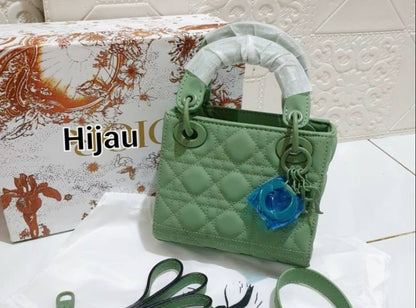 Dior
high quality
120 dhs🇦🇪🇦🇪
with box

Zain143
♥️♥️♥️