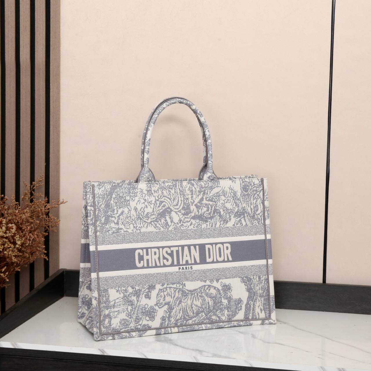 DIOR 
120 dhs✅
Best quality 

with box
🎁🎁🎁

size 41CM

Zain290
♥️♥️♥️