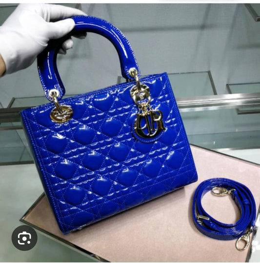 DIOR 
good quality
110 dhs✅
with box 
🎁🎁🎁

SIZE 20 CM

Zain200
♥️♥️♥️