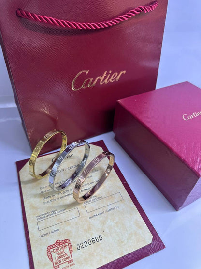 Cartier 🔥*
Bangle set🦋
3 bangle 🤯
Bangle size 16, 17 ,18,19,
Stainless steel 💯
Non tarnish 💯
With normal boxes 🗃️ 
And paper bag 🛍️
45 dhs🪙🌨️
With master box 📦 
85 dhs🪙🌨️

Zain216
♥️♥️♥️