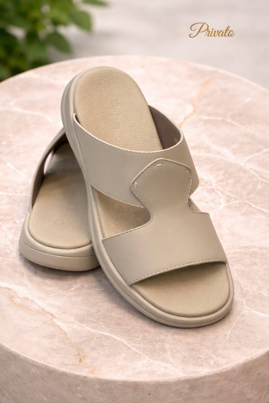 slippers for men good quality  with box and paper bag size available (40to46) 6to12) 
230 dhs❣️

Zain59
♥️♥️♥️