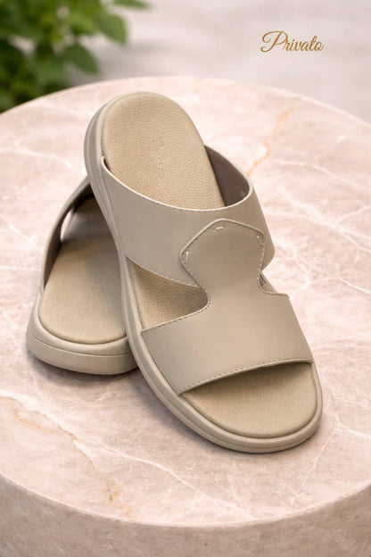 slippers for men good quality  with box and paper bag size available (40to46) 6to12) 
230 dhs❣️

Zain59
♥️♥️♥️