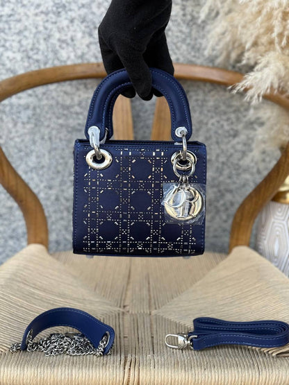 DIOR
17cm
340 dhs🌺
Top quality 
With box

Zain167
♥️♥️♥️