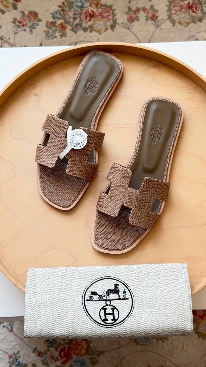 Hermes
LIZARD🦎
Master quality 
Size: 36 to 41
450 dhs✅

Zain318
♥️♥️♥️