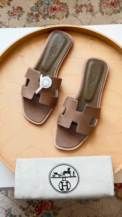 Hermes
LIZARD🦎
Master quality 
Size: 36 to 41
450 dhs✅

Zain318
♥️♥️♥️