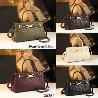 BOTTEGA NEW CAME HIGH QUALITY WITH BOX 
150 dhs✅

Zain295
♥️♥️♥️
