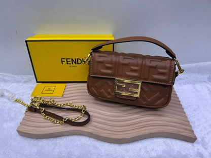 Fendi

With  box 
🎁🎁🎁

85 dhs🪙🌺

Zain114
♥️♥️♥️