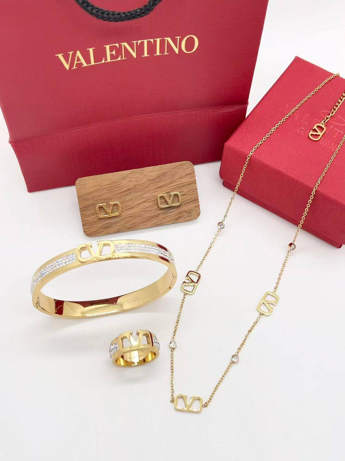 Stainless steel SET 💯*
Necklace ❤️‍🩹
Earring 🍁
Breslat ❣️
Ring 💍 free size
With normal boxes 📦 
And paper bag 🛍️
45 dhs🪙🌨️

Zain216
♥️♥️♥️