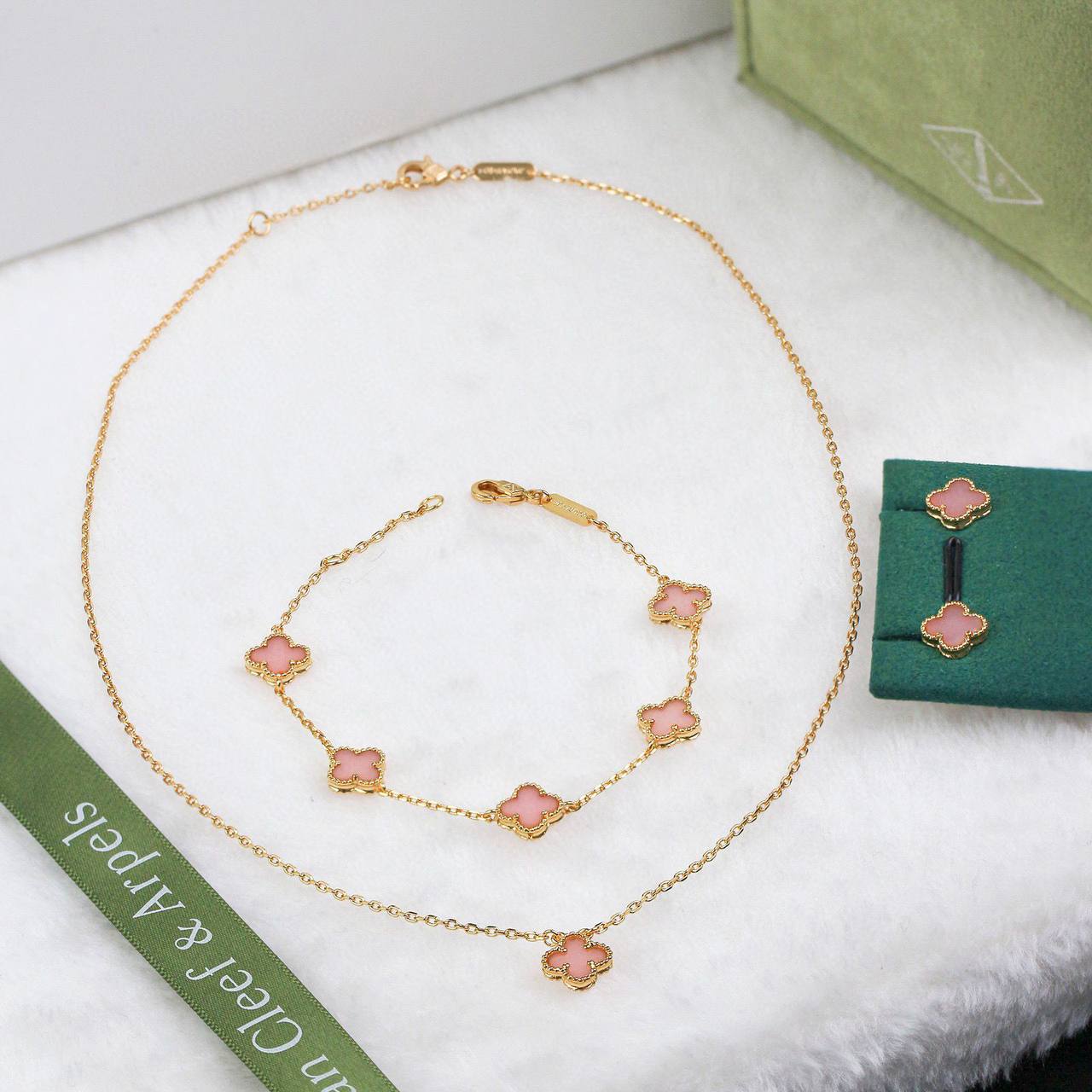 VCA
95 DHS💓
SET 💫✨
NECKLACE BRACELET EARRING WITH BOX AND PAPER BAG🎁🛍️

Zain89
♥️♥️♥️