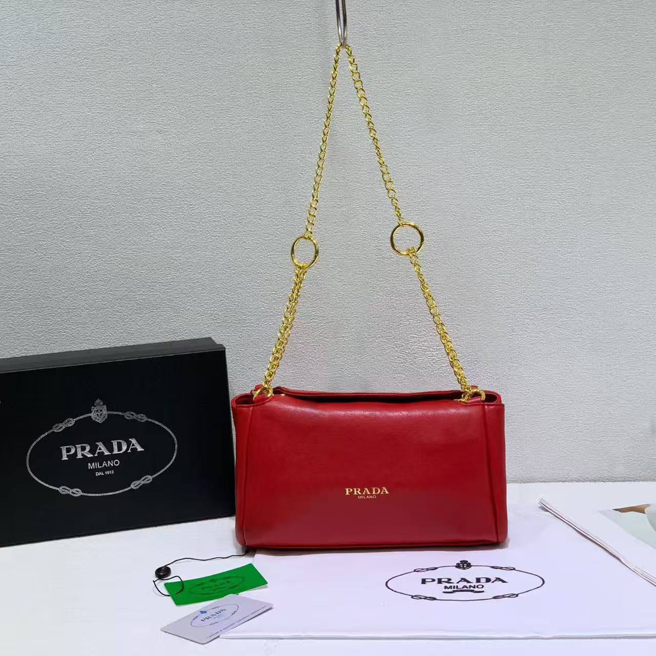 Prada

with box🎁🎁🎁

115 dhs✅

Zain44
♥️♥️♥️