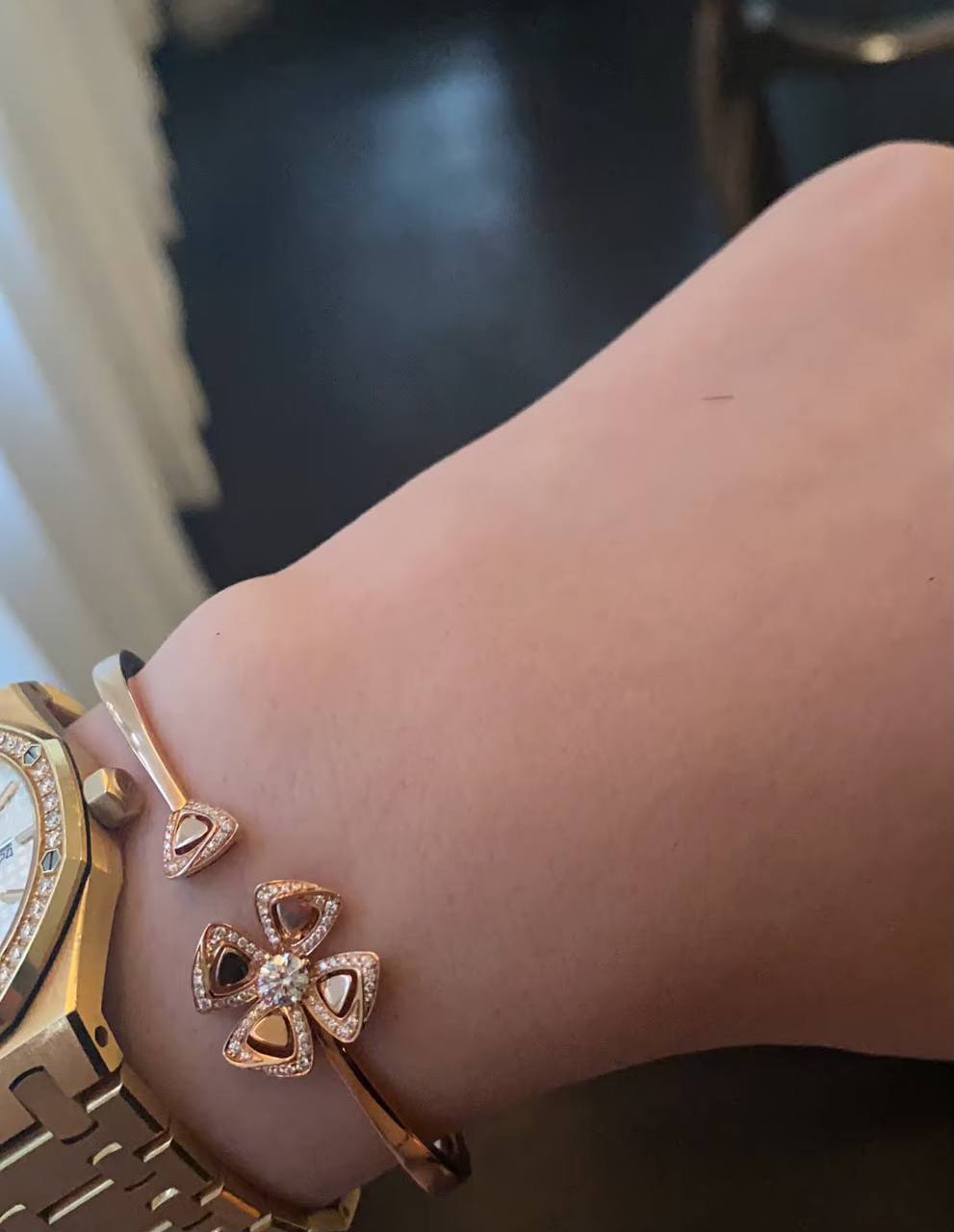 BVLGARI ❤️‍🔥*
Bangle 💥
Master quality 💯
With normal boxes 🗃️ 
65 dhs✅
With master box 📦 
110 dhs✅

Zain216
♥️♥️♥️