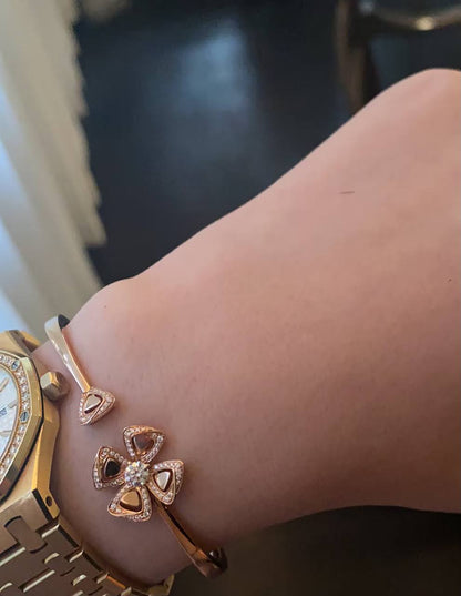 BVLGARI ❤️‍🔥*
Bangle 💥
Master quality 💯
With normal boxes 🗃️ 
65 dhs✅
With master box 📦 
110 dhs✅

Zain216
♥️♥️♥️