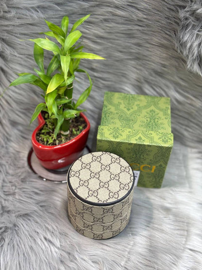 LV  GUCCI  FENDI 
                    jewelry box🔥🔥🔥
SIZE  ………   10  CM 🥰
65 dhs🪙🌨️
with BOX🌷

Zain244
♥️♥️♥️