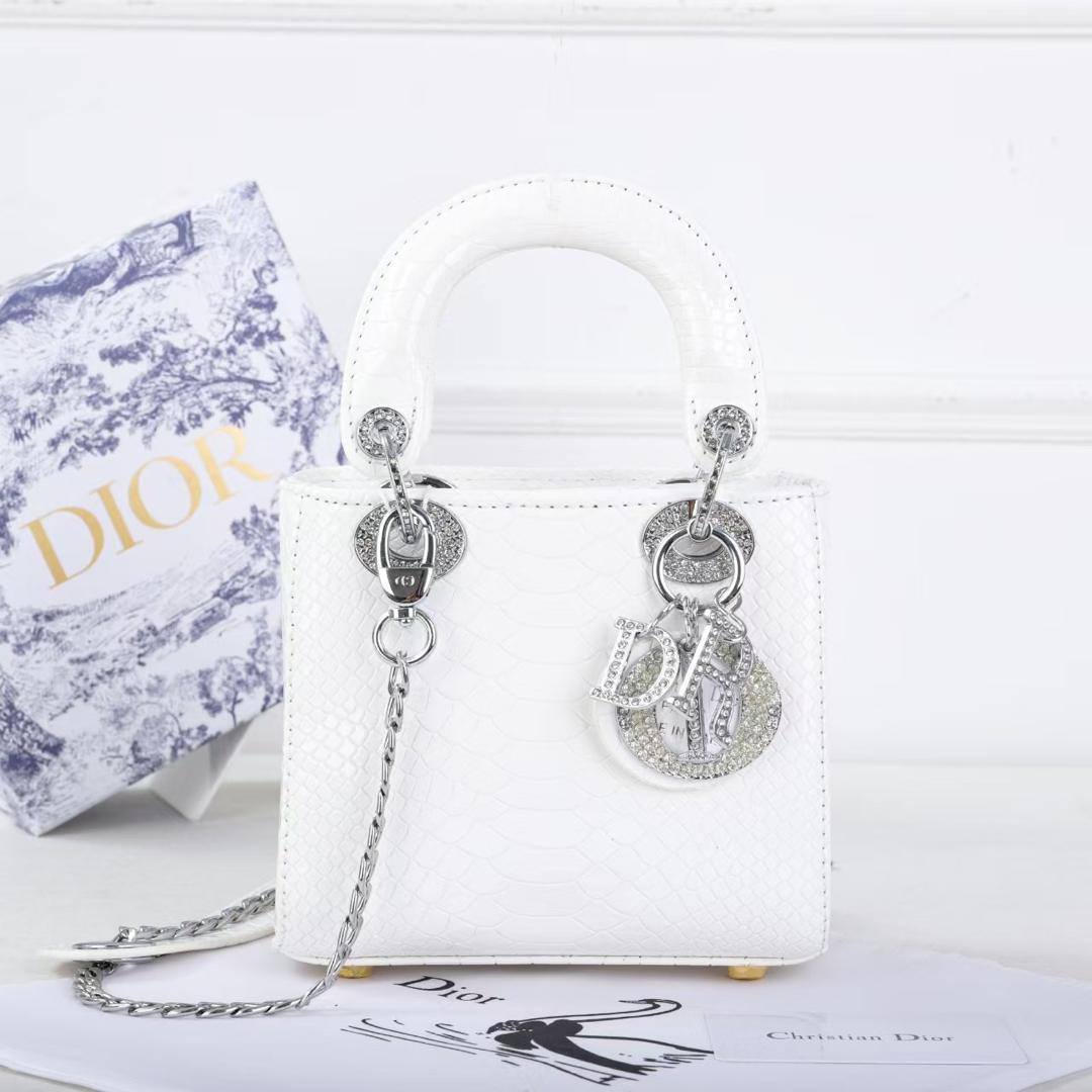 Dior
110 dhs✅
with box
size 17cm

Zain26
♥️♥️♥️