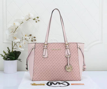 MK
95 dhs🪙🌨️

SIZE：40×25×14cm
Good quality 

with box
🎁🎁🎁

Zain35
♥️♥️♥️