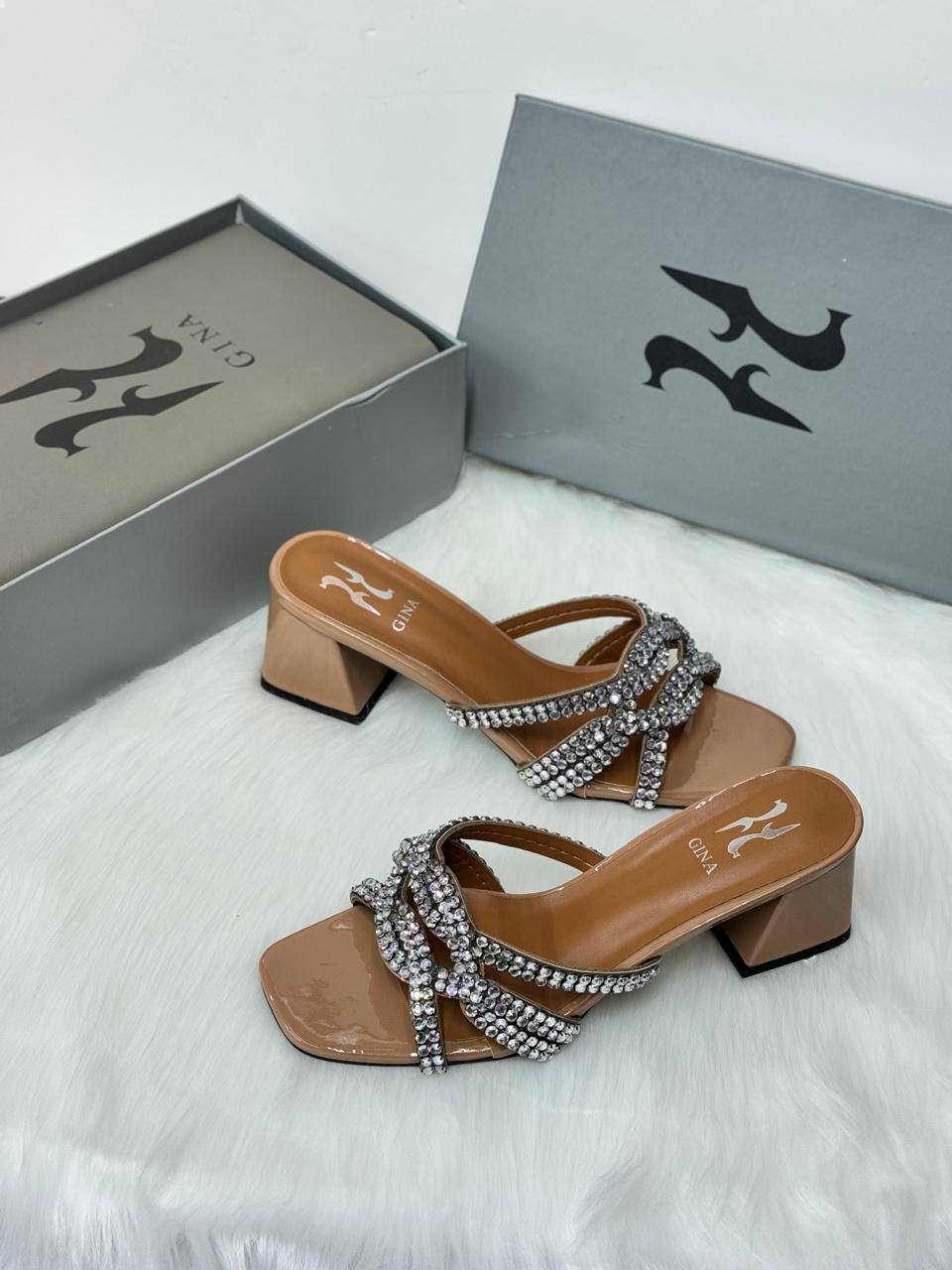 Gina - YSL

New arrived 
Size 36 to 41

115 dhs🪙🌨️

Zain21
♥️♥️♥️
