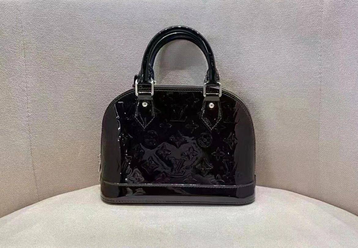 LV

95 dhs🪙🌨️

Good quality 

with box
🎁🎁🎁

Zain35
♥️♥️♥️