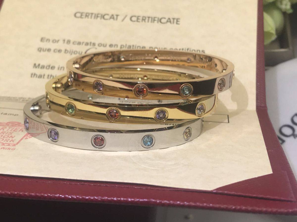 Cartier Love 💥*
Bangle ✨
Size available 16,18,19
Master quality 💯
With normal boxes 📦 
45 dhs💓
With master box 🗃️ 
85 dhs💓

Zain216
♥️♥️♥️