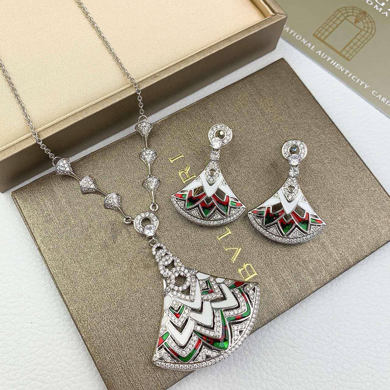 BVLGARI SET
💫✨
MASTER
NECKLACE & EARRINGS
160 DHS✅
WITH SMALL BOX AND PAPER BAG 🛍️🎁

Zain89
♥️♥️♥️