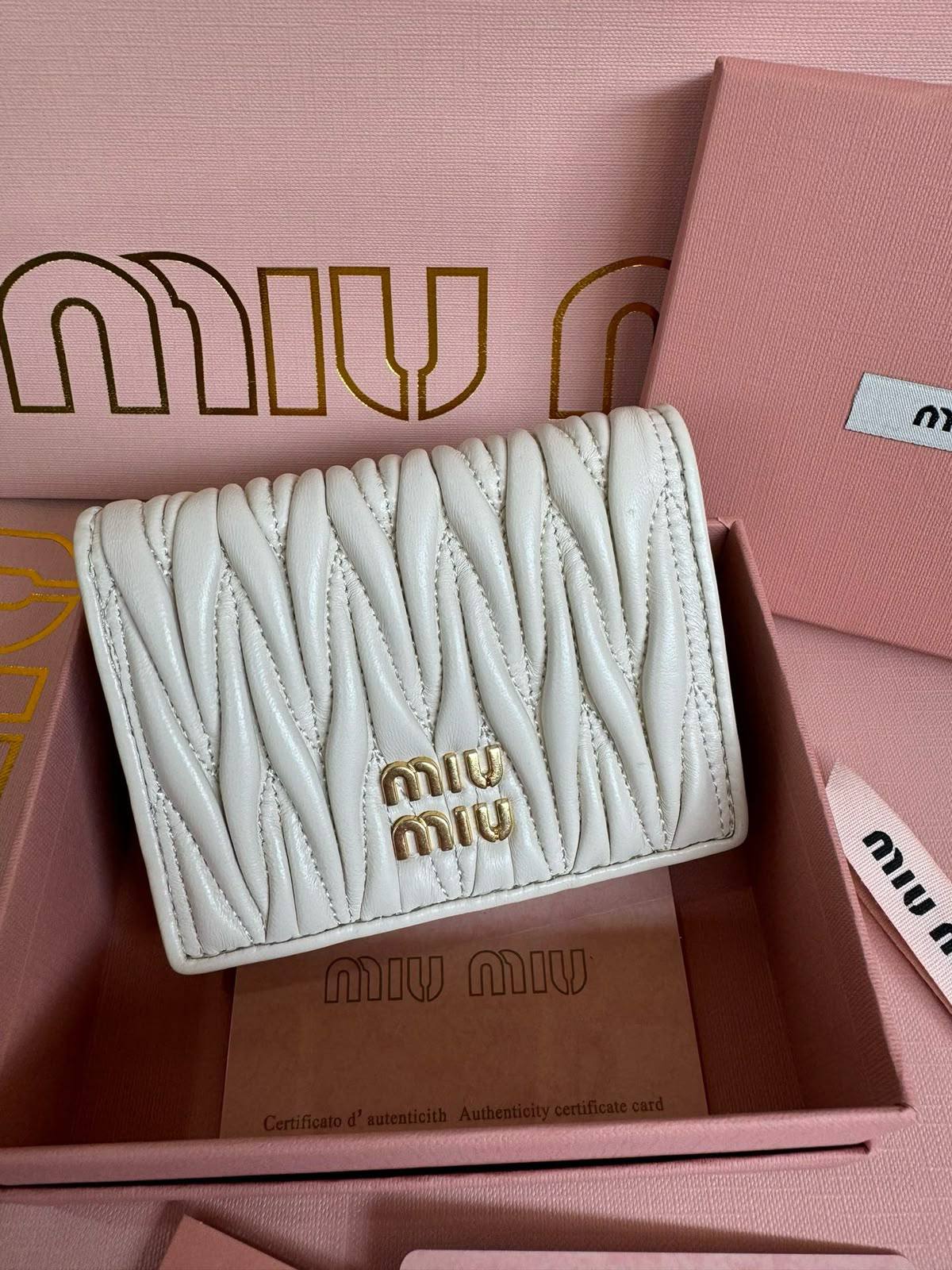 Miu miu

320 dhs🇦🇪🇦🇪🇦🇪

Zain275
♥️♥️♥️