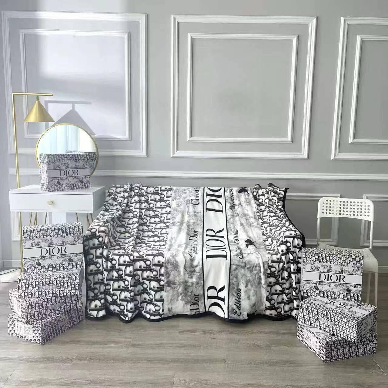 Blanket 

200*230 cm
Double size 

55 dhs💓

with box
🎁🎁🎁

Zain17
♥️♥️♥️