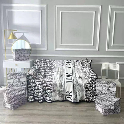 Blanket 

200*230 cm
Double size 

55 dhs💓

with box
🎁🎁🎁

Zain17
♥️♥️♥️