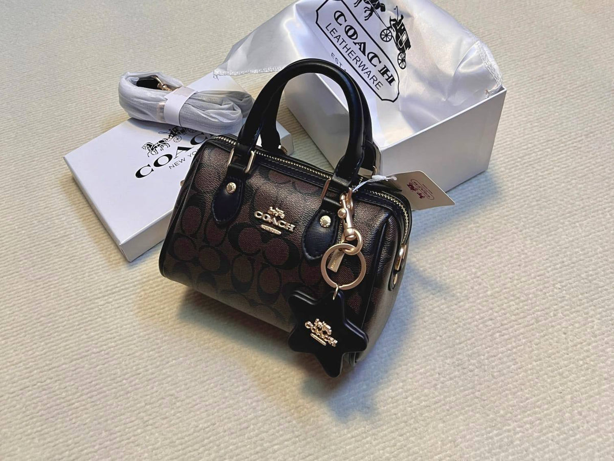 Coach

100 dhs🇦🇪🇦🇪

with box

size 18cm
Zain26
♥️♥️♥️