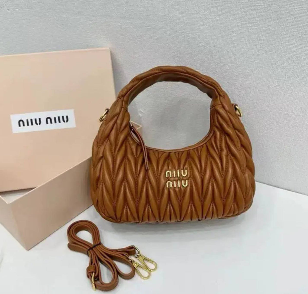 MIUMIU

Best quality 
with box
100 dhs🇦🇪🇦🇪


size 20CM

Zain290
♥️♥️🇦🇪