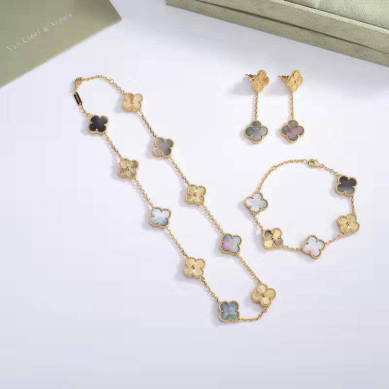 VCA
250 dhs🪙💕 SET 

Necklace Bracelet Earrings WITH Good Box And Paper Bag
🎁🎁🎁

Zain89
♥️♥️♥️