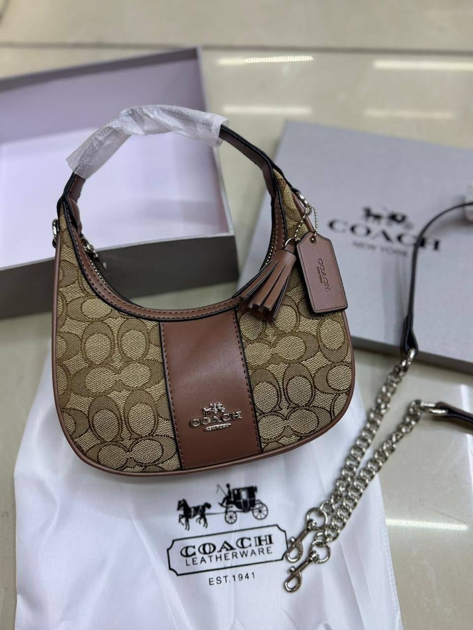 💗 Coach Carmen
1️⃣ First quality＋🎁
Size : 21 * 12 cm

85 dhs🪙🌨️

with box🎁

Zain115
♥️♥️♥️