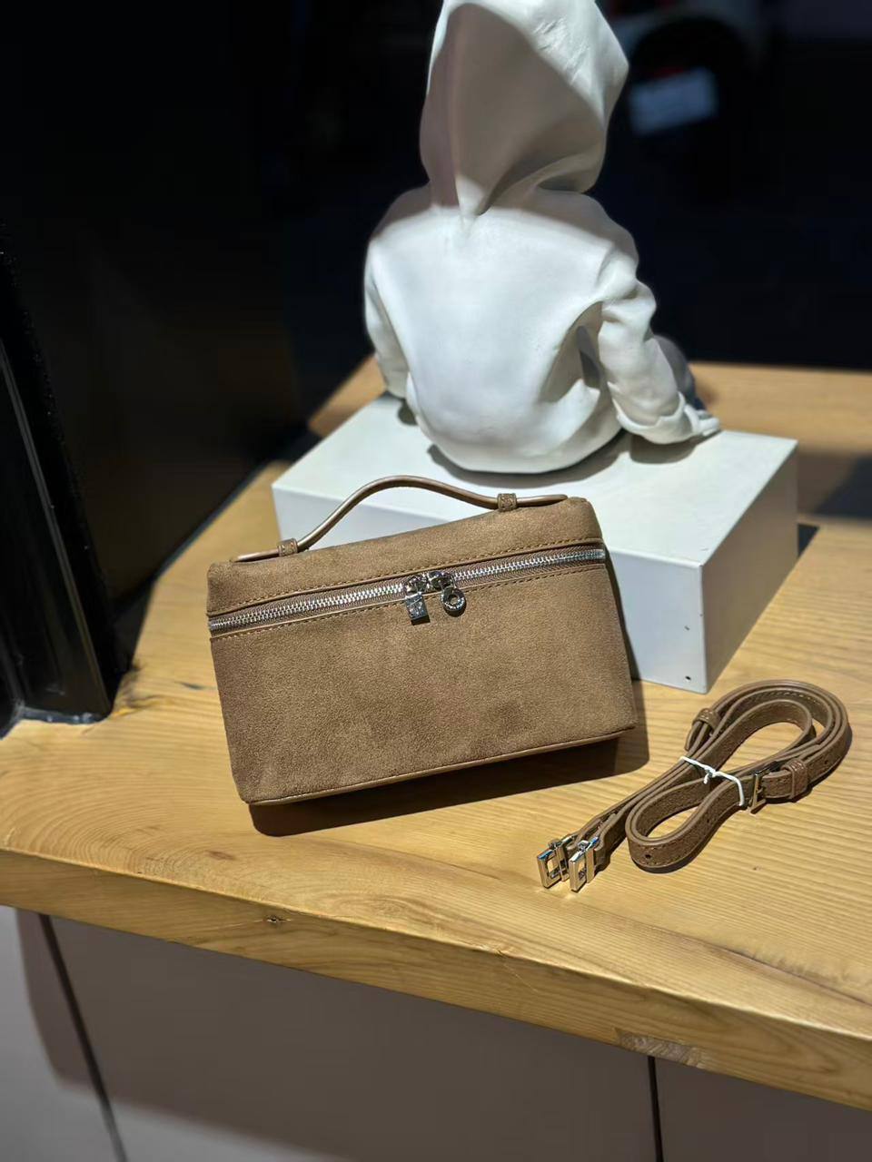 Loro Piana

with box
🎁🎁🎁

80 dhs🪙🌨️

Zain143
♥️♥️♥️