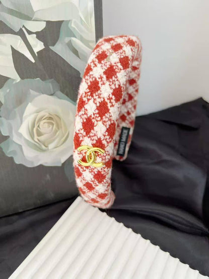 Headband 🔥*
good quality 💯

With paper bag 🛍️
20 dhs🪙🌨️
With master box 🗃️ 
40 dhs🪙🌨️

Zain216
♥️♥️♥️