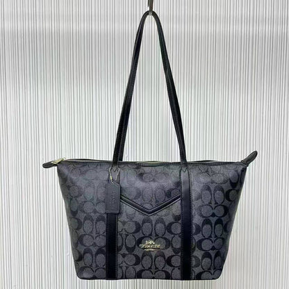 Coach
With zipper 
75 dhs💓

Zain232
♥️♥️♥️