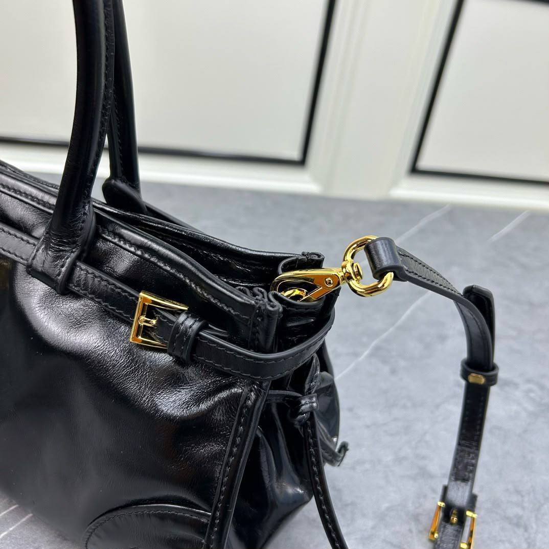 PRADA 
COPY ONE 
210 dhs✅

Zain295
♥️♥️♥️