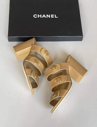 CHANEL 
SuperMaster Quality 💯
450 dhs❣️
Size: 36-41💥

Zain171
♥️♥️♥️