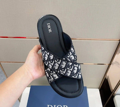 Dior Slipper
Size:40 to 45
110 dhs💓

Zain241
♥️♥️♥️