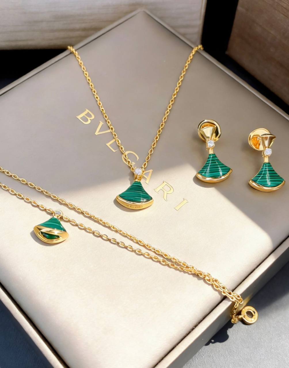 MASTER SETS✨💫
WITH BOX AND PAPER BAG 🎁🛍️
125 DHS✅

Zain89
♥️♥️♥️