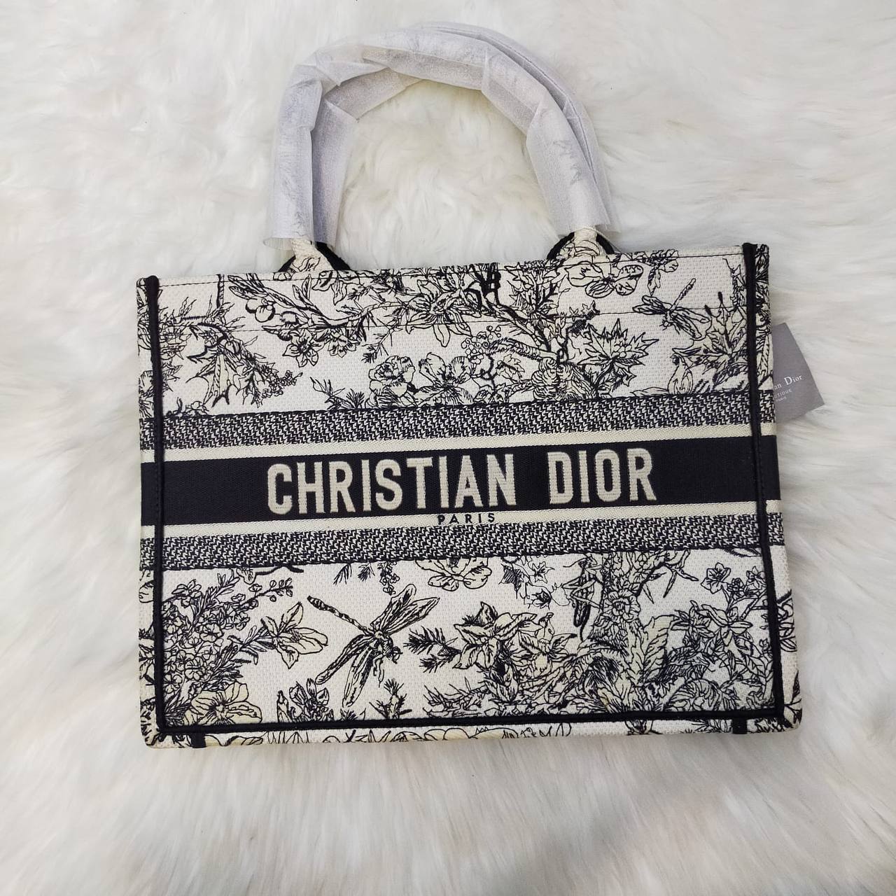 Dior
High quality
135 dhs✅
Size 35cm

Zain235
♥️♥️♥️