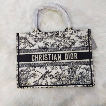 Dior
High quality
135 dhs✅
Size 35cm

Zain235
♥️♥️♥️
