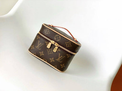 LOUIS VUITTON 

MAKEUP BOX 

NEW CAME 

GOOD QUALITY 

WITH BOX 

MEDUIM SIZE 95 DHS…..
SMALL SIZE  90DHS……
Zain295
♥️♥️♥️