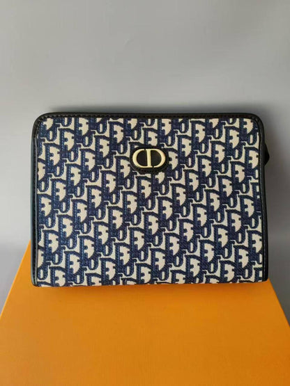 💖 Brand Clutch
1️⃣ First quality +🎁
Size : 28 * 18.5 cm
60 dhs🌺
with box 🎁

Zain115
♥️♥️♥️
