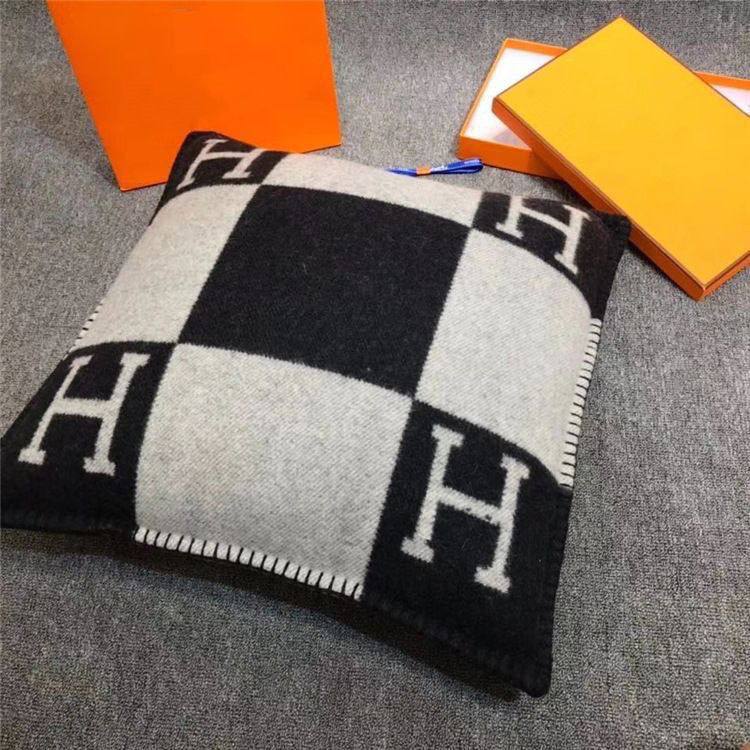 New collection 
Master 
Throw blanket in Merinos wool and cashmere (90%
rinos wool, 10% cashmere)
Size 135*170
👉🏽Blanket 
140 dhs🪙🌨️
👉🏽Pillows with feeling
80 dhs🪙🌨️

Zain99
♥️♥️♥️