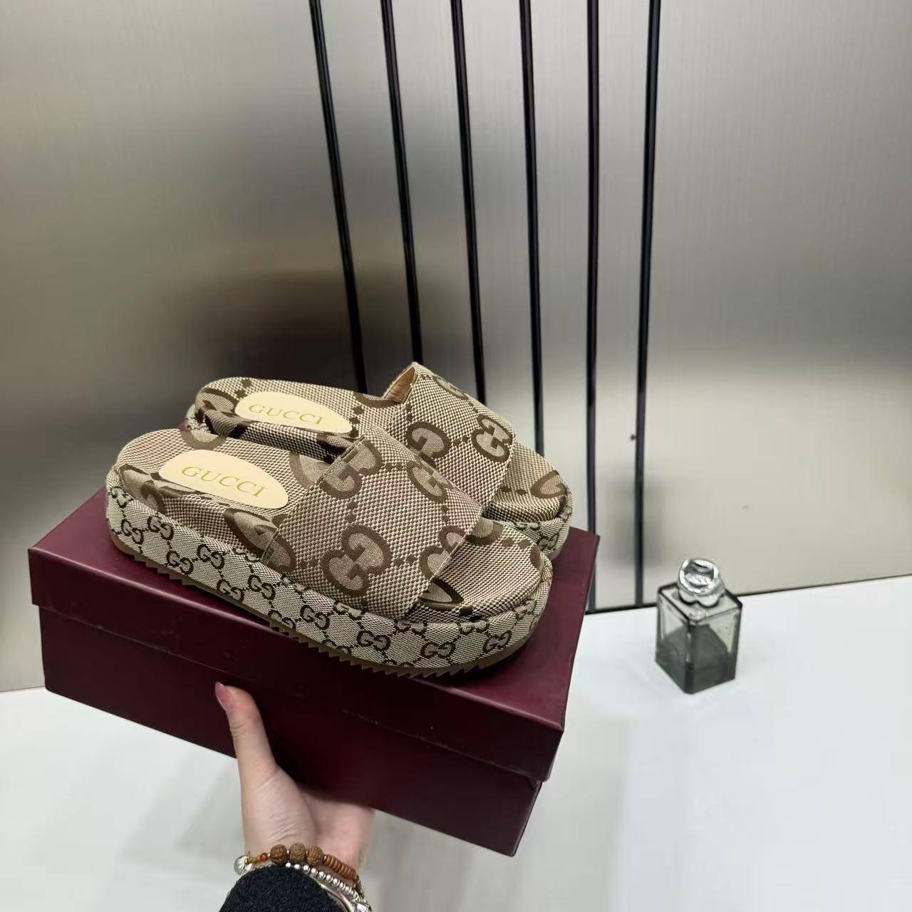 GUCCI SLIPPER 
GOOD QUALITY 
105 dhs❤️
36 TO 41

Zain40
♥️♥️♥️