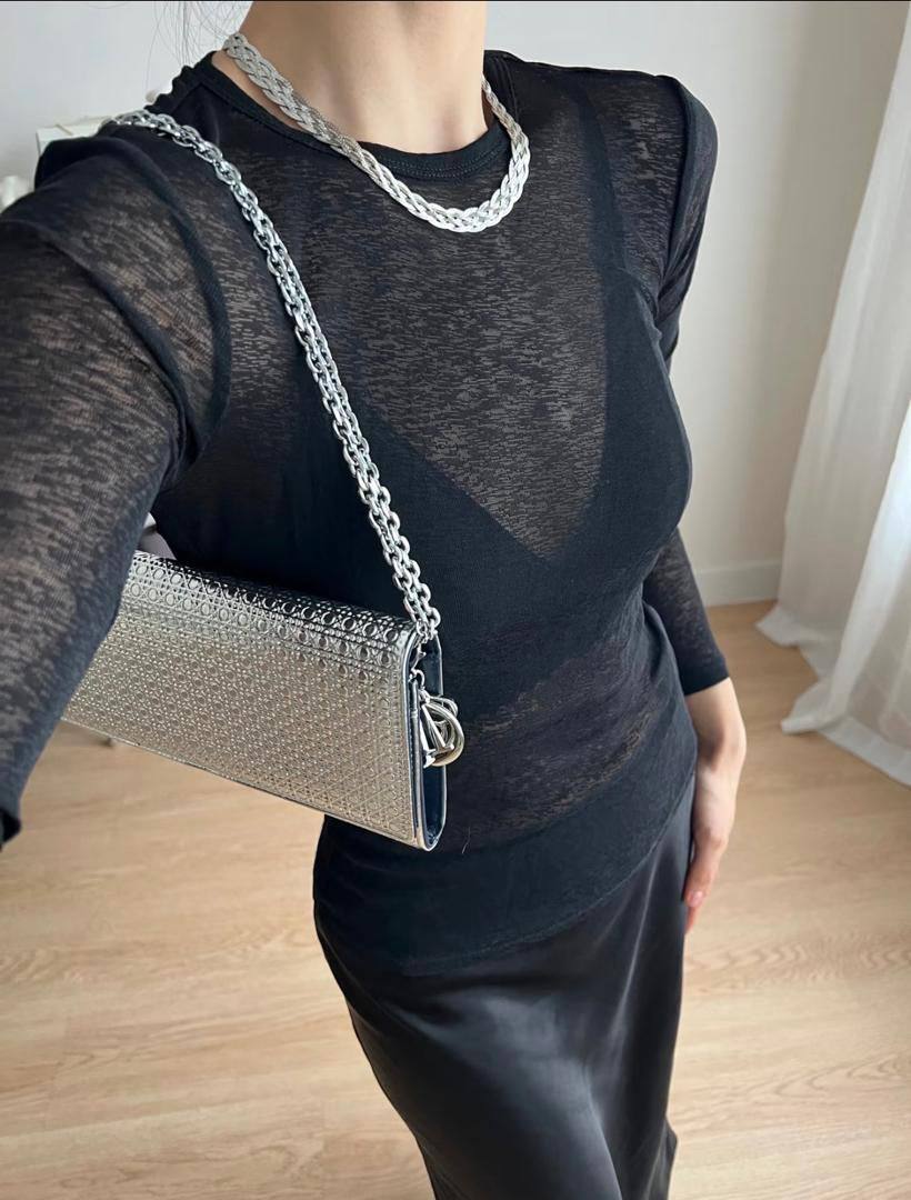Dior 
100 dhs🇦🇪🇦🇪
with box
size 21cm

Zain42
♥️♥️♥️