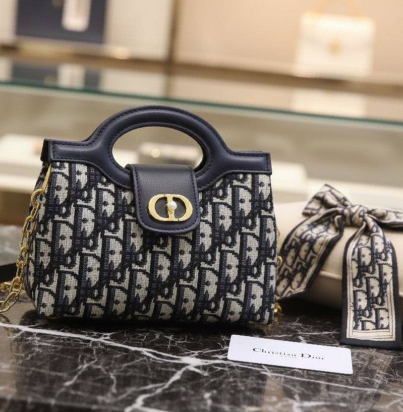 Dior
110 dhs🪙🌨️
With box 📦 
Size.  20cm. 

Zain175
♥️♥️♥️