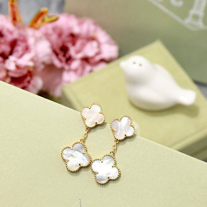 VCA 💫✨
       *Earrings 2 FLOWER*     💎
65 dhs🪙🌨️
             _WITH_
        *GOOD Box*📦
🎁🎁🎁


Zain89
♥️♥️♥️