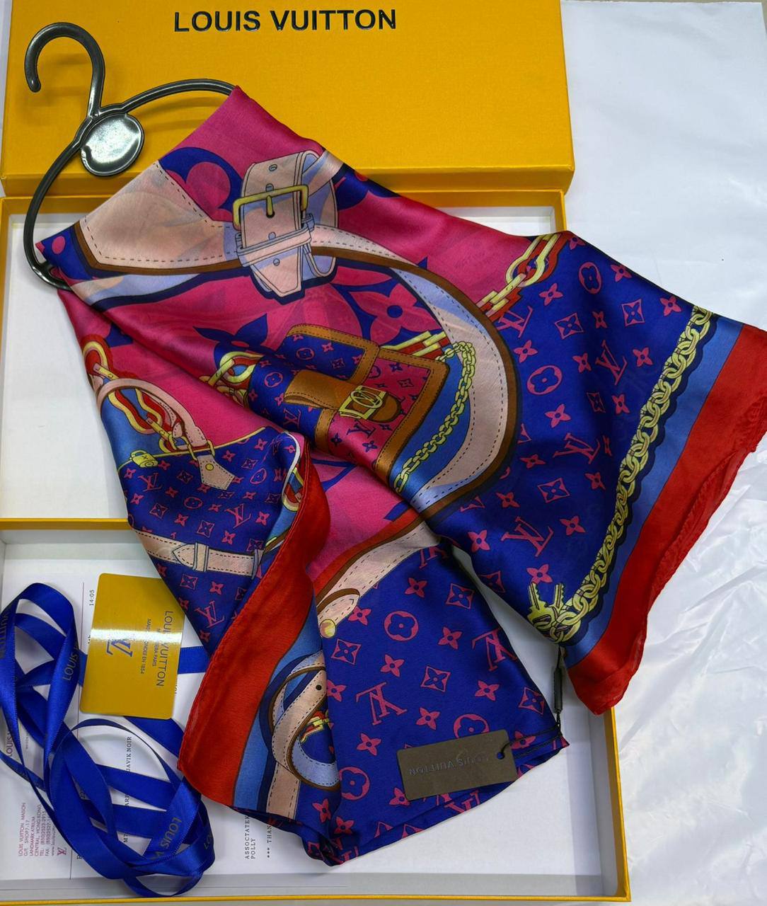 LV - Gucci
Silk scarf 
40 dhs✅
55 dhs✅ 

with box🎁🎁🎁

Zain93
♥️♥️♥️