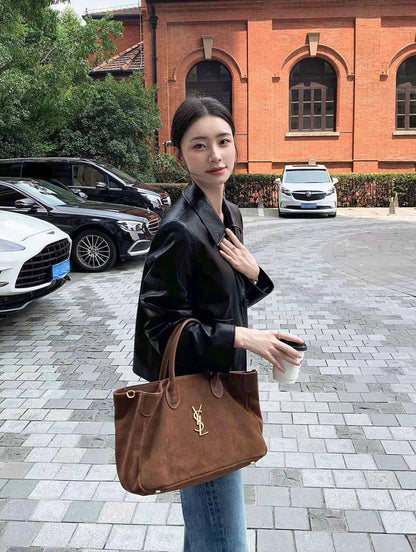 YSL
110 dhs❣️
SIZE：36×22×5cm
Good quality

Zain35
♥️♥️♥️