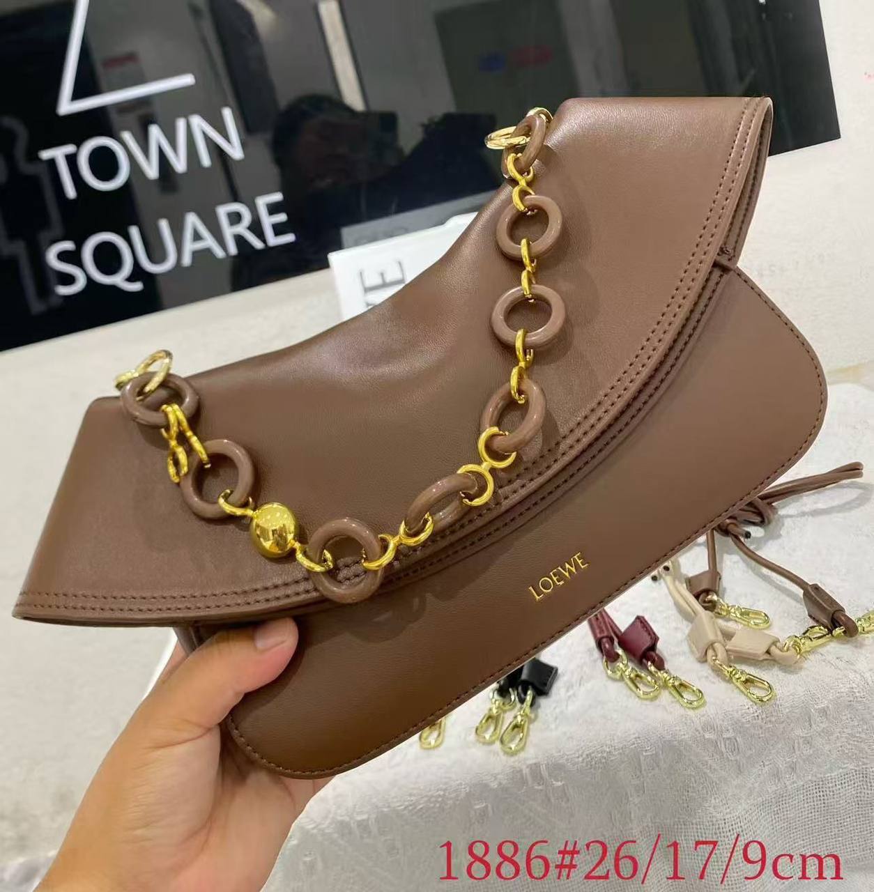 LOEWE 

120 dhs🪙

With box
🎁🎁🎁

Zain90
♥️♥️♥️