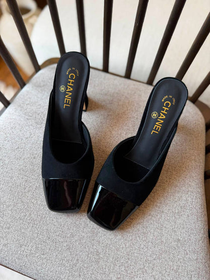 Chanel 
𝑨𝑨𝑨 𝑸𝒖𝒂𝒍𝒊𝒕𝒚
𝑺𝒊𝒛𝒆 𝟑5 𝒕𝒐 𝟒2
490 dhs✅

Zain81
♥️♥️♥️
